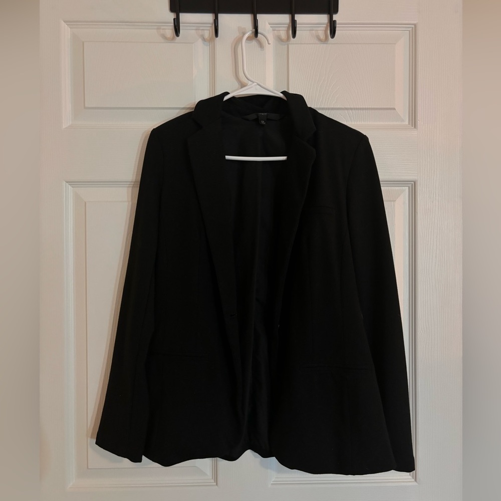Black blazer, fitted style